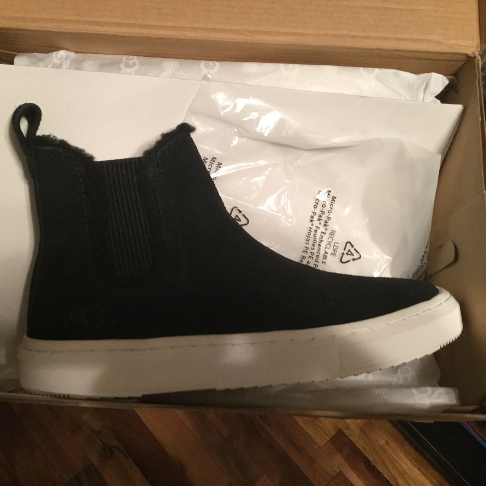 UGG new in box black Alameda Chelsea boot size 5